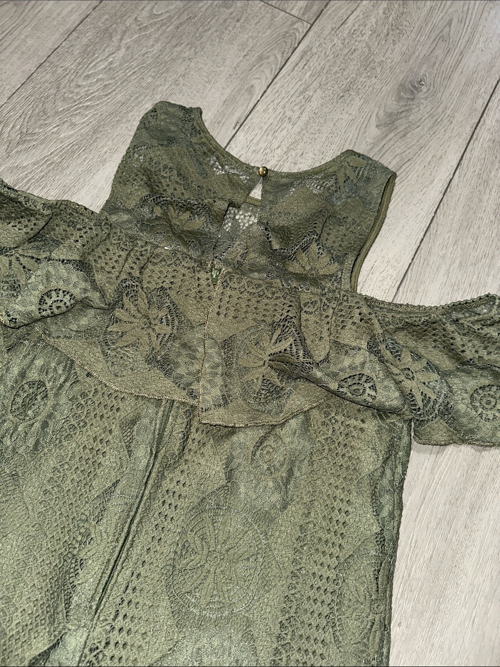 Miami Olive Green Lace Dress with Keyhole Back and flutter sleeves size medium - Picture 6 of 9